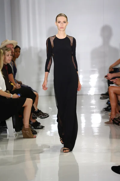 Modèle marche sur la piste à Ralph Rucci pendant Mercedes-Benz Fashion Week — Photo