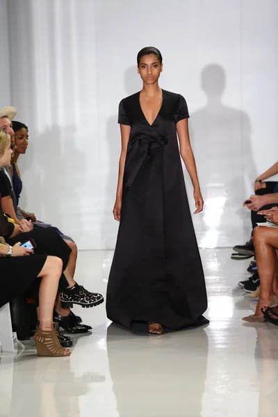 Modèle marche sur la piste à Ralph Rucci pendant Mercedes-Benz Fashion Week — Photo