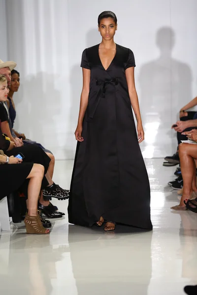 Model spacery pasa startowego w ralph rucci mercedes-benz fashion Week — Zdjęcie stockowe