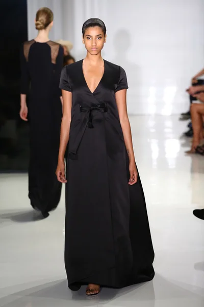 Modelo camina por la pasarela en Ralph Rucci durante Mercedes-Benz Fashion Week —  Fotos de Stock