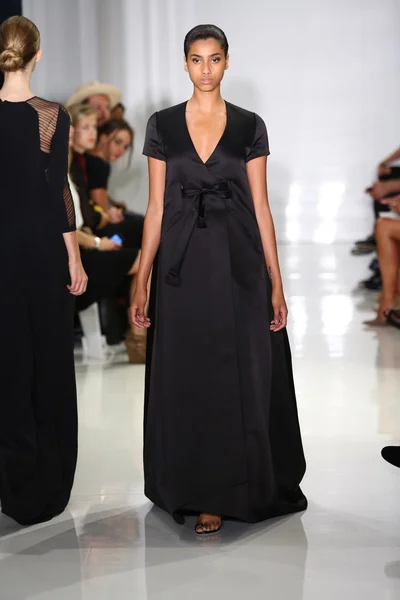 Modelo camina por la pasarela en Ralph Rucci durante Mercedes-Benz Fashion Week — Foto de Stock