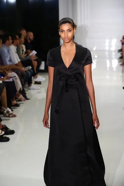 Modelo caminha na pista de Ralph Rucci durante Mercedes-Benz Fashion Week — Fotografia de Stock