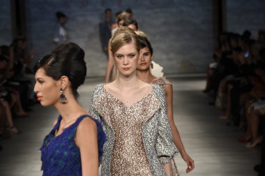 b. michael pist yürür model Amerika defile