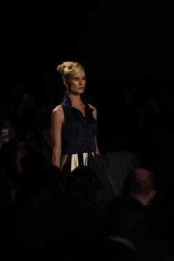 Elena kurnosova b. michael pist yürür Amerika defile