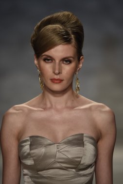 b. michael pist yürür model Amerika defile