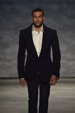 b. michael pist yürür model Amerika defile