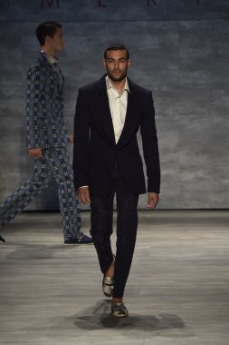 b. michael pist yürür model Amerika defile