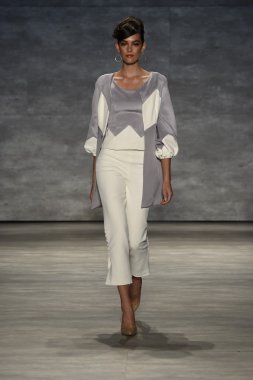 b. michael pist yürür model Amerika defile