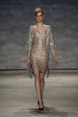 b. michael pist yürür model Amerika defile