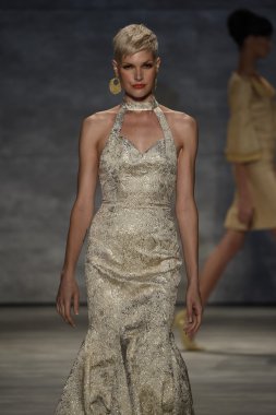 b. michael pist yürür model Amerika defile