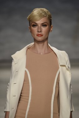 b. michael pist yürür model Amerika defile