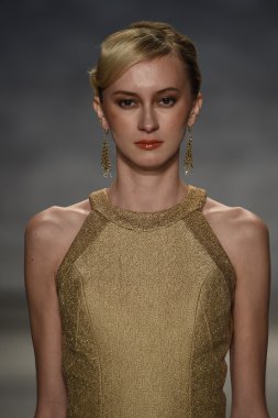 b. michael pist yürür model Amerika defile