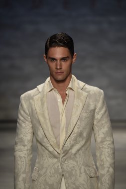 b. michael pist yürür model Amerika defile