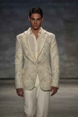 b. michael pist yürür model Amerika defile