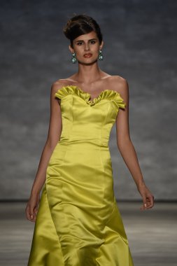 b. michael pist yürür model Amerika defile