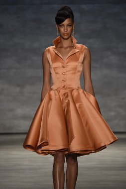 b. michael pist yürür model Amerika defile