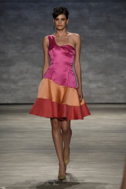 b. michael pist yürür model Amerika defile