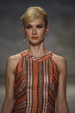 b. michael pist yürür model Amerika defile