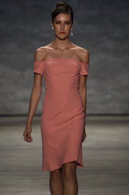 b. michael pist yürür model Amerika defile