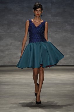 b. michael pist yürür model Amerika defile