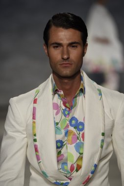 b. michael pist yürür model Amerika defile