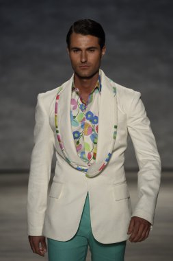 b. michael pist yürür model Amerika defile