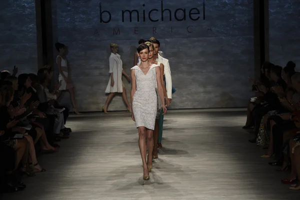 Modello cammina la pista alla sfilata di moda B. Michael America — Foto Stock