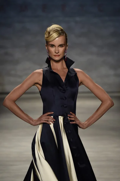 Elena Kurnosova walks the runway at the B. Michael America fashion show — Stock Photo, Image