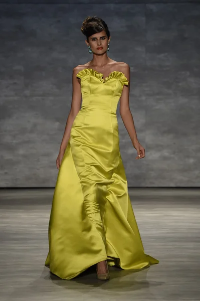 Model walks the runway at the B. Michael America fashion show — Stock Photo, Image