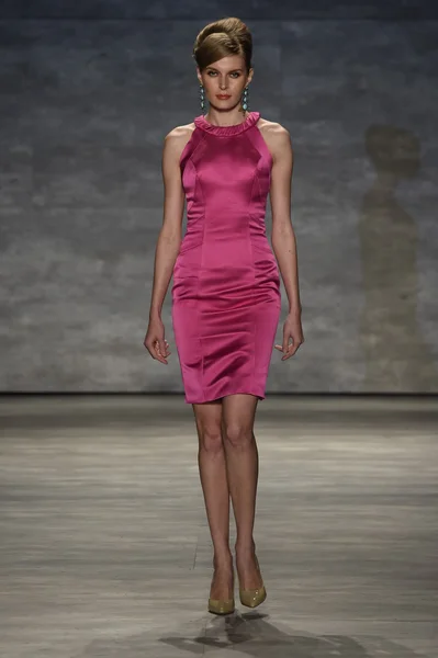 Model walks the runway at the B. Michael America fashion show — Stock Photo, Image