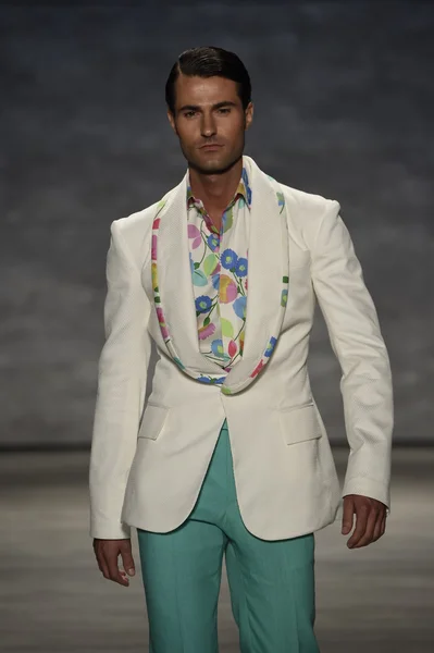 Modello cammina la pista alla sfilata di moda B. Michael America — Foto Stock
