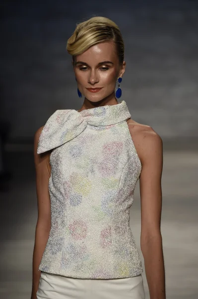 Елена Курносова ходит по подиуму на модном показе B. Michael America — стоковое фото
