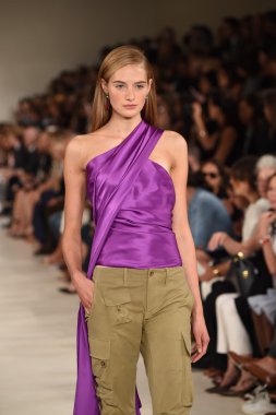 modeli pist yürür, ralph lauren defile