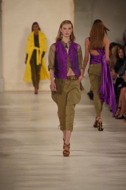 modeli pist yürür, ralph lauren defile