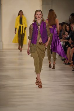 modeli pist yürür, ralph lauren defile