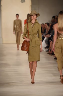 modeli pist yürür, ralph lauren defile