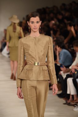 modeli pist yürür, ralph lauren defile