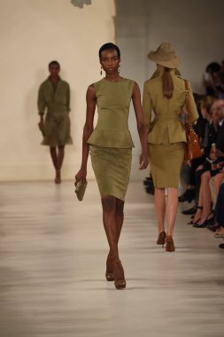 modeli pist yürür, ralph lauren defile