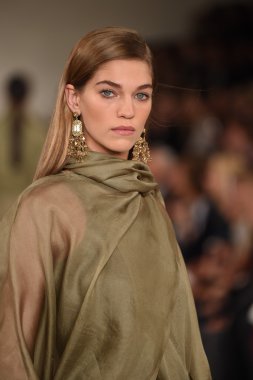 modeli pist yürür, ralph lauren defile