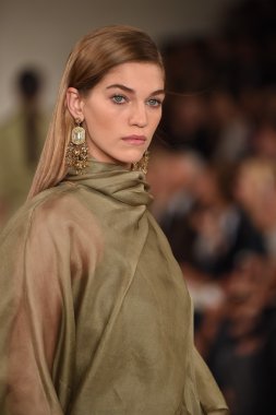 modeli pist yürür, ralph lauren defile