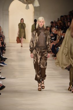 modeli pist yürür, ralph lauren defile