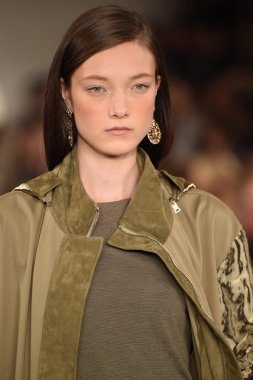 modeli pist yürür, ralph lauren defile