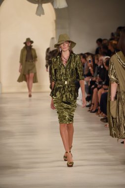 modeli pist yürür, ralph lauren defile