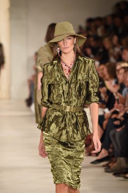 modeli pist yürür, ralph lauren defile
