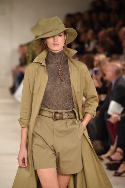 modeli pist yürür, ralph lauren defile