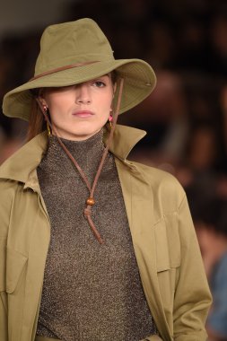 modeli pist yürür, ralph lauren defile