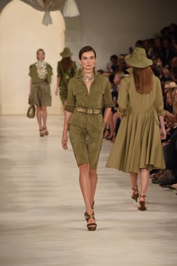 modeli pist yürür, ralph lauren defile
