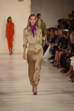 modeli pist yürür, ralph lauren defile
