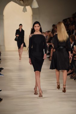 modeli pist yürür, ralph lauren defile