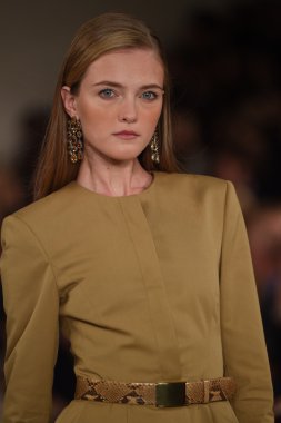 modeli pist yürür, ralph lauren defile
